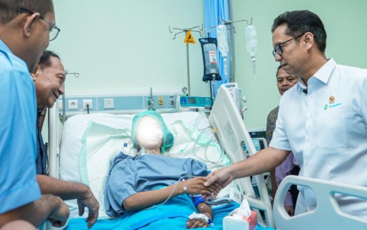 Menkes Budi Gunadi Sadikin mengunjungi pasien pasca operasi jantung terbuka di RSUP dr Ben Mboi Kupang, Sabtu (21/12)