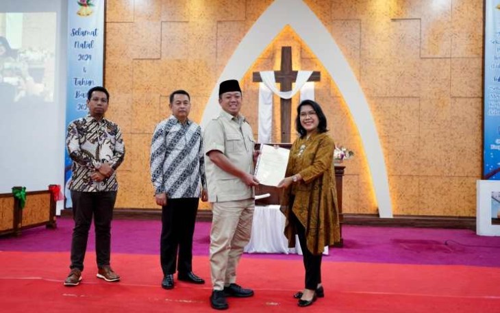 Menteri Agraria dan Tata Ruang/Kepala Badan Pertanahan Nasional (ATR/BPN), Nusron Wahid menyerahkan sertipikat tanah GPK di Jakarta, Selasa (24/12)