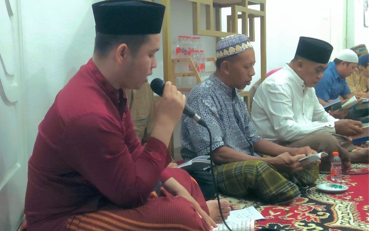 Tampak Al Ustadz Azhar Lubis S.Pd Lantunkan Bacaan Alquran pada Gelaran Majelis Taklim di Kediaman Hendra Kurniawan ST