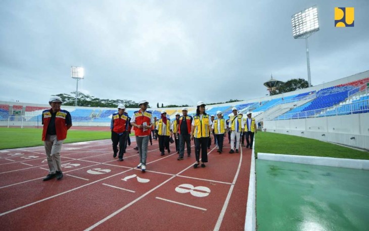 Wamen PU Diana Kusumastuti meninjau renovasi stadion Kanjuruhan Malang, Sabtu (28/12)