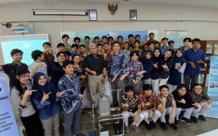 Tim Universitas Pertamina daur ulang sampah