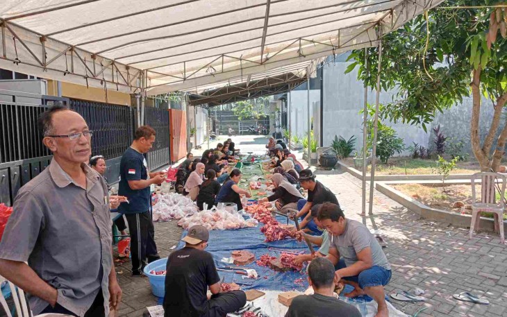Situasi Pemotongan Daging Kurban oleh Warga Tanjungsari Regency Kota Blitar di Momen Idul Adha 1445 H / 2024 Masehi (Foto : Faisal NR / Klikwarta.com)