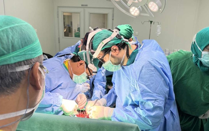 Dokter saat operasi jantung di RSUP Adam Malik, Medan Sumatera Utara 