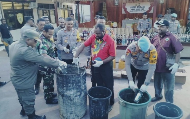 Dandim 1808/Mansel Letkol Arm Adin Suroyo memusnahkan miras jelang malam tahun baru, Minggu (31/12)