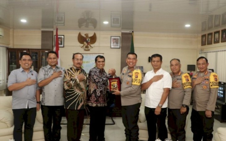 Kapolda Kupang Irjen Pol Daniel Tahi Monang Silitonga menerima cenderamata Ketua Pengadilan Tinggi Kupang, Kamis (4/1)