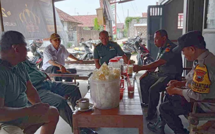 Danramil 0718-01/Pati saat komsos dengan Kades Geritan