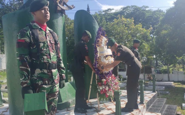 Danyonarmed 1 Kostrad Mayor Arm Ihalauw Garry Herlambang meletakkan karangan bunga peringati HUT Yonarmed 1 Kostrad ke 72 di TMP Wolter Monginsidi, Lawang, Kabupaten Malang, Sabtu (27/1)