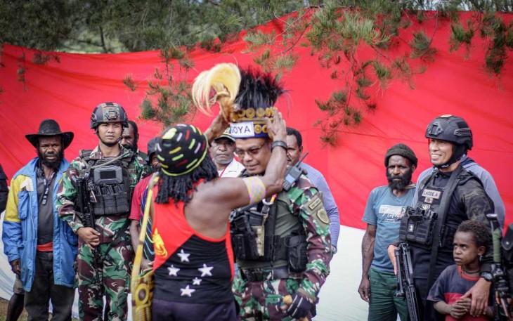 Dansatgas 300 Siliwangi Letkol Inf Afri Swandi Ritonga saat dianugerahi gelar Kogoya oleh Kepala Suku besar Kab Puncak Abelum Kogoya, Selasa (30/1)