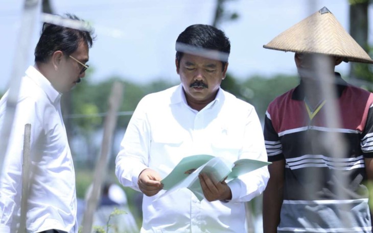 Menteri ATR/BPN Hadi Tjahjanto saat menyerahkan sertifikat di desa Puncu Kabupaten Kediri, Jawa Timur, Kamis (1/2)