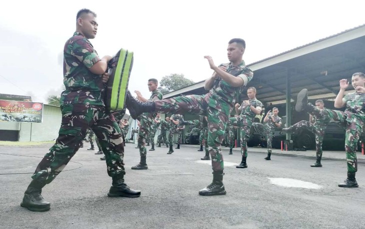 Latihan beladiri diri militer prajurit Menarmed 2 Kostrad, Rabu (7/2)