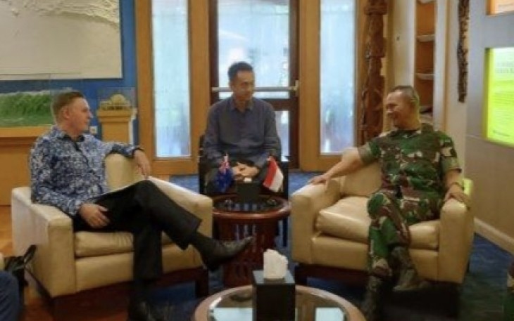 Pangkogabwilhan III Letjen TNI Richard TH Tampubolon saat bertemu Dubes Selandia Baru di Timika, Selasa (6/2)