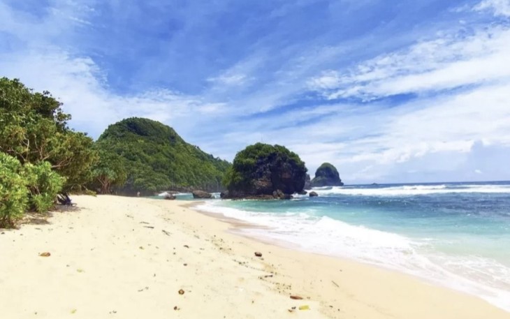 Pantai Watu Leter Kabupaten Malang, Jawa Timur 