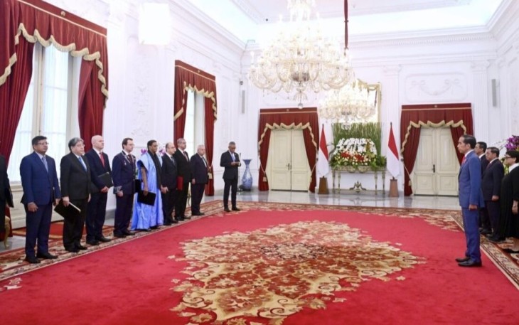 Presiden Joko Widodo menerima surat kepercayaan dari sembilan duta besar luar biasa dan berkuasa penuh (LBBP) negara-negara sahabat di Istana Merdeka, Jakarta, pada Kamis, 15 Februari 2024.