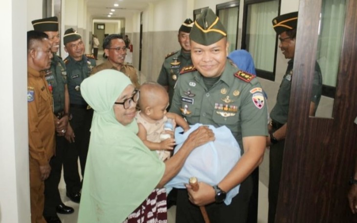 Dandim 1608/Bima Letkol Inf Andi Luliano membantu pasien di Rumah Sakit Tingkat IV Sultan Abdul Kahir II, Senin (19/2)