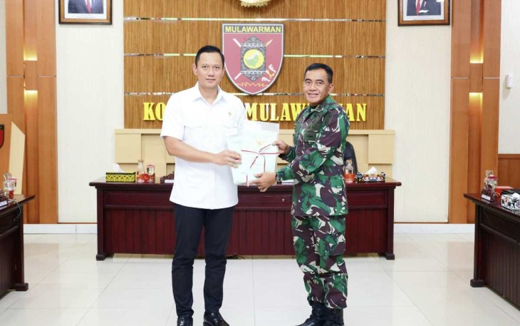 Menteri AHY saat menyerahkan sertifikat tanah markas Kogabwilhan II Kabupaten Kutai Kartanegara, Rabu (28/2)