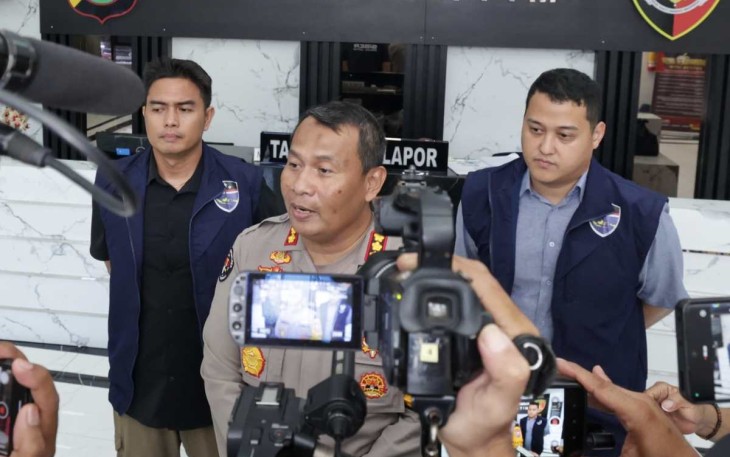 Kabid Humas Polda Jatim Kombes Dirmanto saat memberikan keterangan pers, Kamis (29/2)