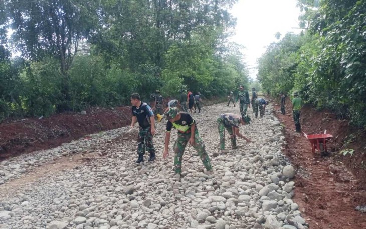 Pengerasan Jalan TMMD Ke-119 Kodim 1409/Gowa  di desa Panaikang, Minggu (3/3)