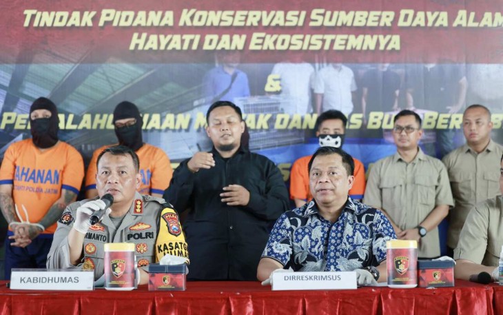 Kabid Humas Polda Jatim Kombes Dirmanto saat memberikan keterangan pers 