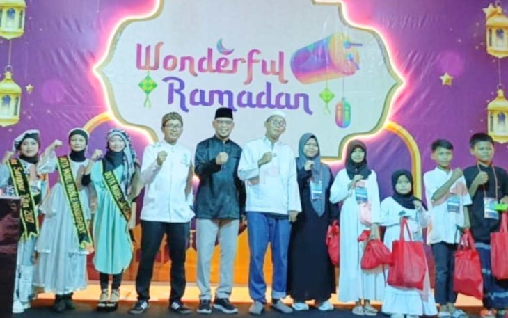 Wakil Walikota Depok Imam Budi Hartono (baju biru) saat foto bersama di acara pentas religi dan berbagi santunan anak yatim & dhuafa di Depok Town Square 