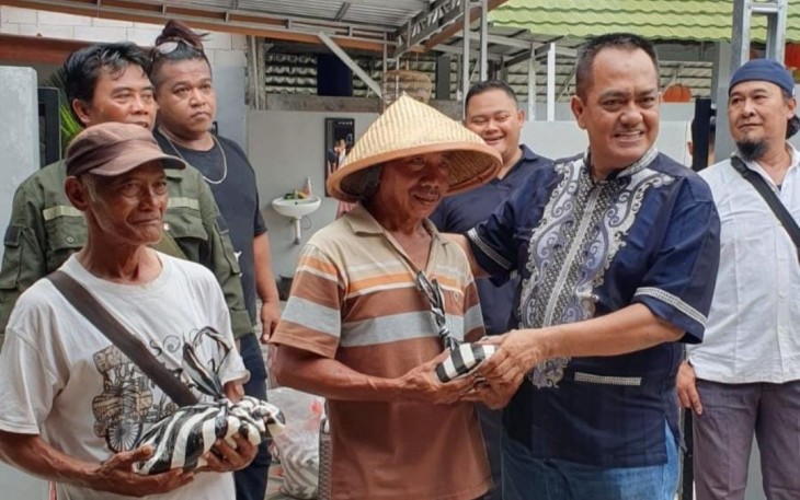 Ketua LSM Lapaan RI BRM Dr Kusumo Putro saat membagikan paket beras, Senin (8/4)