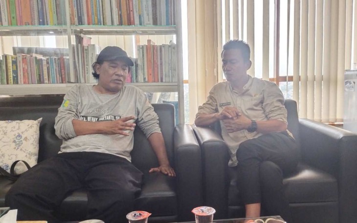 Ketua KJD John Hutapea bersama Kabid Disporyata Nur Abdullah diruang kerjanya, Selasa (16/4)