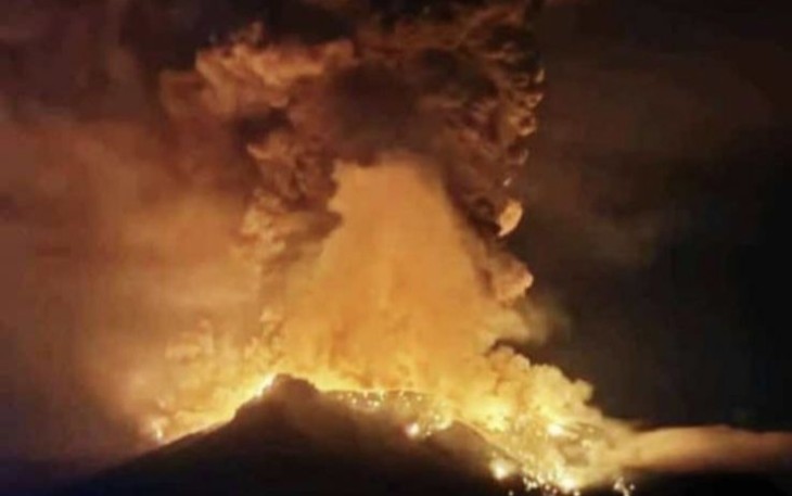 Erupsi Gunung Ruang di Kabupaten Sitaro, Provinsi Sulawesi Utara, Rabu (17/4)