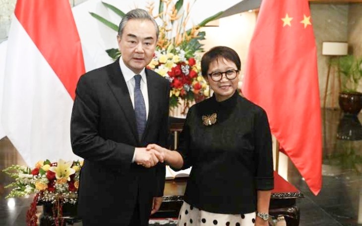 Menlu Retno Marsudi bersama Menlu Tiongkok Wang Yi di Jakarta, Kamis (18/4)