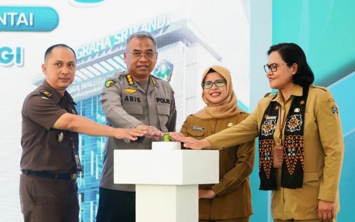 Bupati Blitar Rini Syarifah Didampingi Direktur RSUD Ngudi Waluyo Kabupaten Blitar dr. Endah Woro Utami bersama Jajaran Kejari Blitar dan Polda Jatim Meresmikan Ground Breaking Gedung Srikandi Rawat Inap RSUD Ngudi Waluyo dengan 8 Lantai