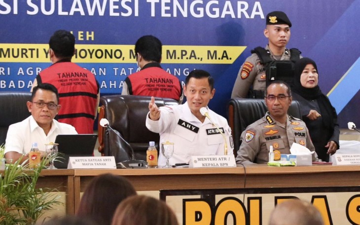 Menteri ATR/BPN Agus Harimurti Yudhoyono saat konferensi pers pengungkapan kasus mafia tanah di mapolda Sultra, Jum'at (26/4)