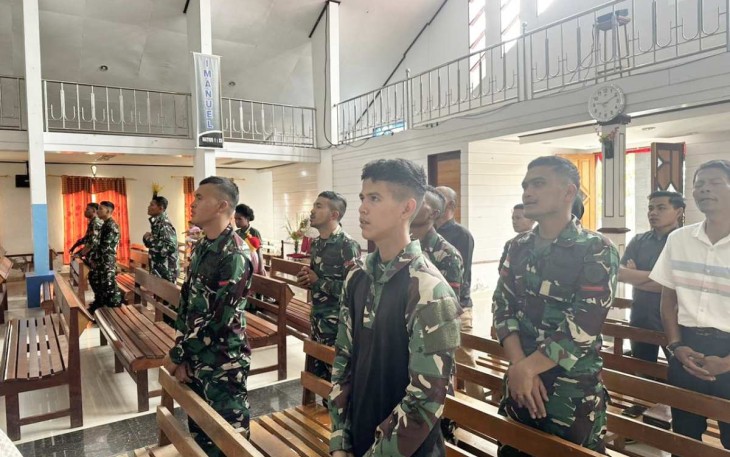 Ibadah Minggu Prajurit Satgas Yonif 509 Kostrad 