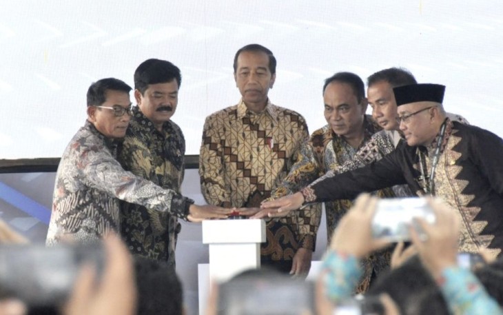 Presiden Joko Widodo saat menekan tombol peresmian Indonesia Digital Test House Kota Depok, Selasa (7/5)