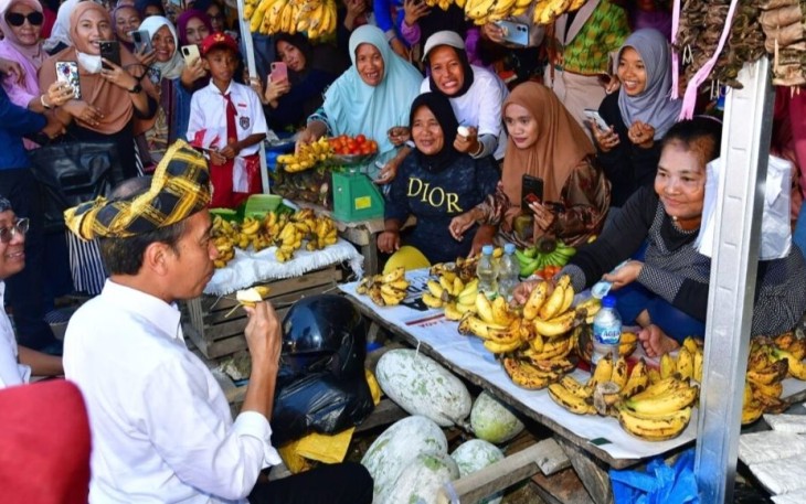 Presiden Joko Widodo mengunjungi Kompleks Pergudangan Bulog Laende di Kabupaten Muna, Provinsi Sulawesi Tenggara pada Senin, 13 Mei 2024.