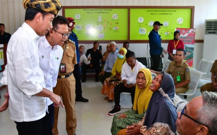 Presiden Joko Widodo melakukan peninjauan ke Rumah Sakit Umum Daerah (RSUD) dr. H.L.M. Baharuddin, M.Kes di Kabupaten Muna, Provinsi Sulawesi Tenggara pada Senin, 13 Mei 2024