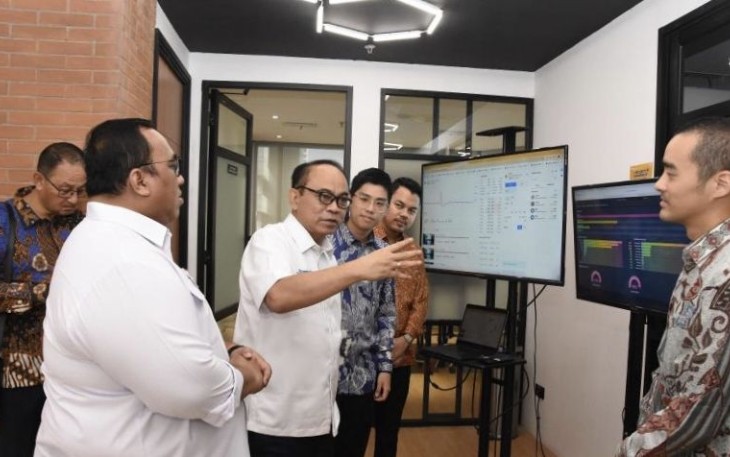 Menkominfo Budi Arie Setiadi berdialog dengan karyawan PT Ajaib Teknologi Indonesia di gedung Bursa Efektif Indonesia, Jakarta 