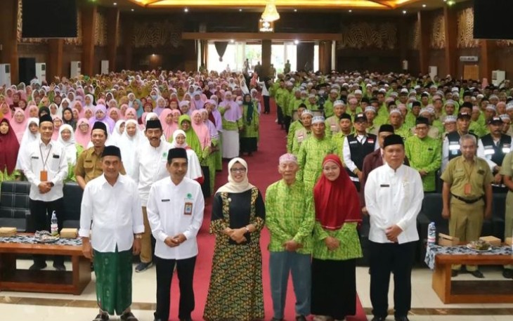 Bupati Blitar Rini Syarifah (empat dari kanan) Di Acara Manasik Haji Tahun 2024