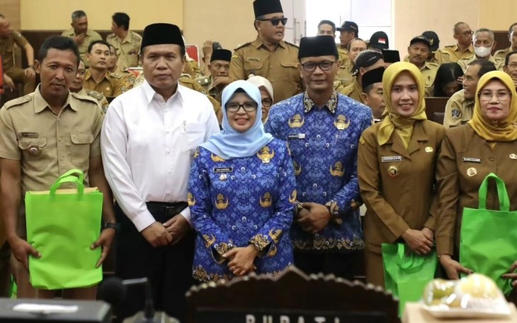 Bupati Blitar Rini Syarifah Didampingi Jajarannya Seusai Menyerahkan Penghargaan dari Kemendes PDTT untuk Desa-desa di Kabupaten Blitar