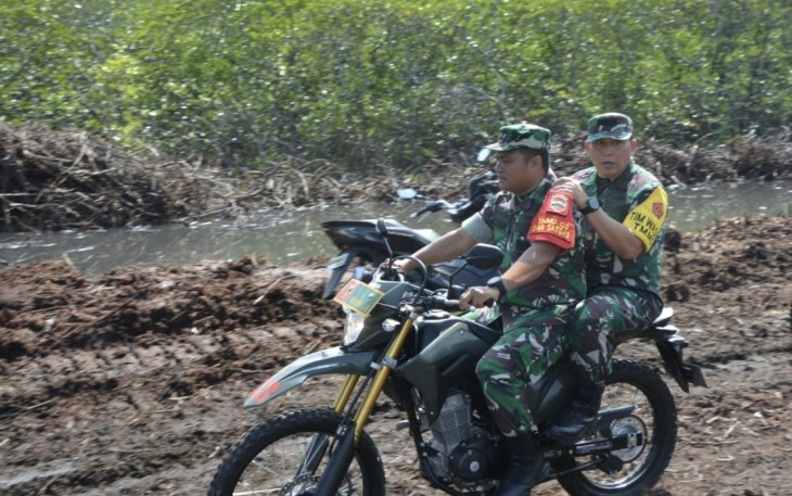 Dansatgas TMMD kw-120 Kodim 0211/TT Letkol Inf Jhon Patar Banjarnahor berboncengan dengan Ketua Tim Wasev Brigjen TNI M.Simanjuntak meninjau lokasi TMMD di Kelurahan Pondok Batu, Kabupaten Tapanuli Tengah, Selasa (28/5)