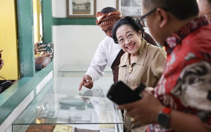 Megawati Soekarnoputri mengunjungi rumah pengasingan bung Karno di Ende, NTT, Jum'at (31/5)