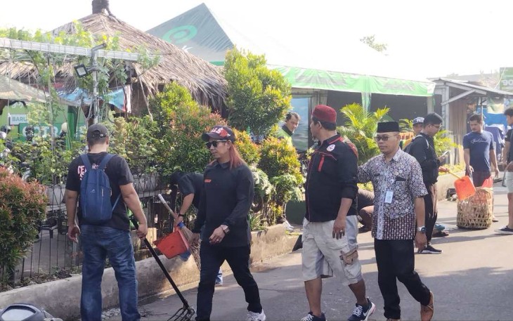 Ketua Korlap Stater bang Bharock (topi hitam) dengan Lurah Herman turun langsung pelaksanaan Jum'at bersih, Depok, (7/6)
