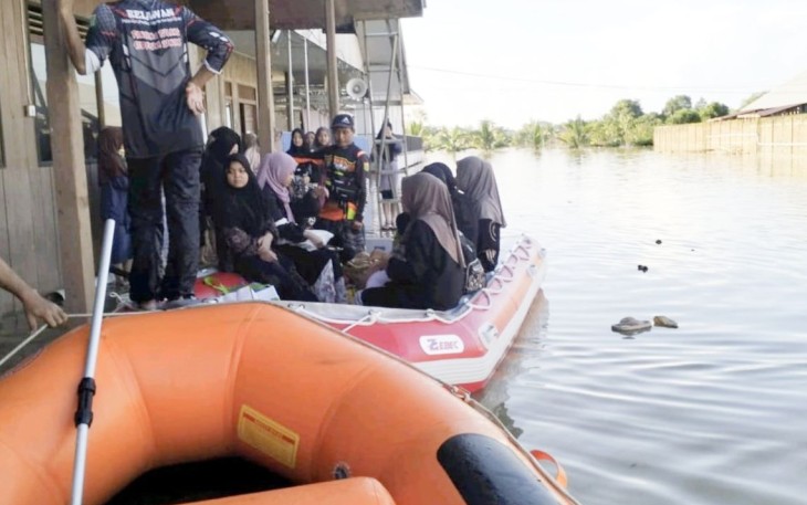 BPBD Kabupaten Tanah Bumbu melakukan evakuasi warga terdampak banjir dan pemantauan tinggi muka air, Kamis (6/6)