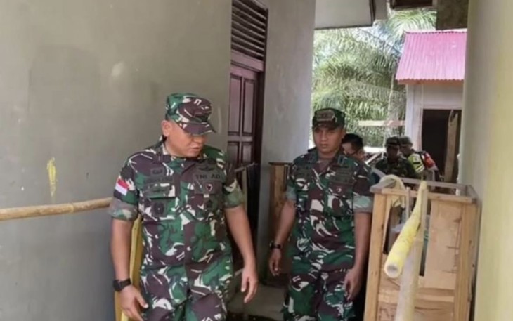 Danrem 121/Abw Brigjen TNI Luqman Arief saat meninjau pembangunan asrama terintegrasi 