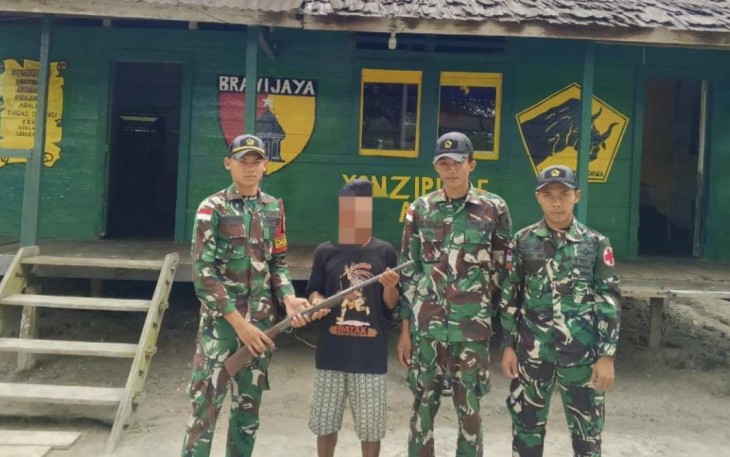 Satgas Yonzipur 5/ABW terima sukarela senpi rakitan warga