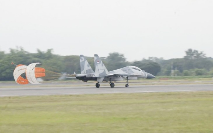 Pesawat Sukhoi SU-30 saat mendarat di lanud Iswahjudi 