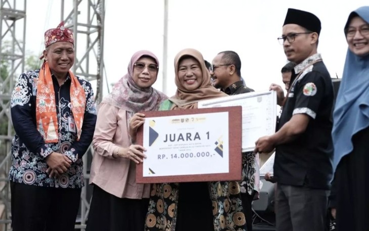 Pj Sekda Kota Depok, Nina Suzana (dua dari kanan) menyerahkan sertifikat penghargaan kepada Koperasi Simpan Pinjam dan Pembiayaan Syariah (KSPPS) BMT Bina Usaha Sejahtera yang dinyatakan sebagai koperasi sehat