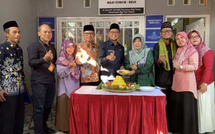 Wakil Wali Kota Depok, Imam Budi Hartono potong tumpeng saat meresmikan Posyandu Anugerah RT 01 RW 06 Kelurahan Beji Timur, Kecamatan Beji, Kamis (15/08/24).