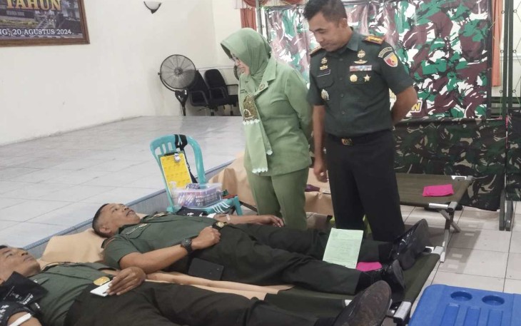 Danrindam V Brawijaya Kolonel Inf Mukhamad Albar bersama Ketua Persit KCK Cabang X PD V/Brawijaya ibu Mita Albar saat meninjau kegiatan donor darah, Selasa (20/8)