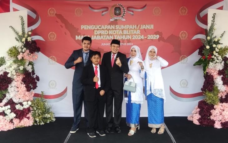 Ketua DPC Partai Demokrat Kota Blitar Rido Handoko bersama Keluarga di Acara Pelantikan Anggota DPRD Kota Blitar Periode 2024-2029 (Foto : Faisal NR / Klikwarta.com)