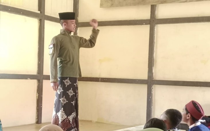 Prada Farhan Faiz saat memberikan pendidikan agama