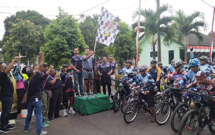 Danrindam V Brawijaya Kolonel Inf Mukhamad Albar bersama Wadanrindam Kolonel Inf Sugiyatmono melepas peserta fun bike, Minggu (1/9)