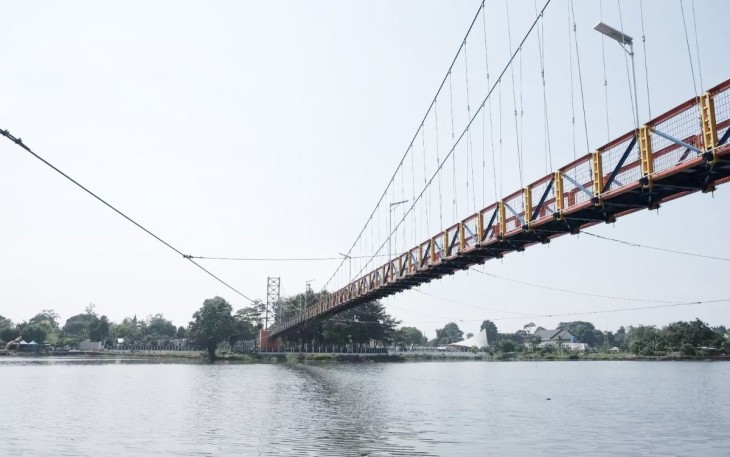 Jembatan gantung taman Alber Sawangan